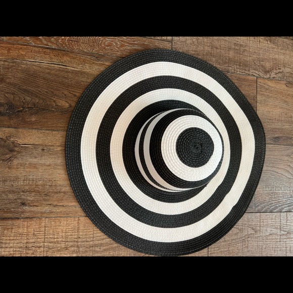 Black & White Oversized Sun Hat - Picture 2 of 5